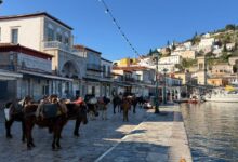 Αποστολή-στην-Ύδρα:-Το-newsit.gr-στα-γυρίσματα-της-ταινίας-με-τον-Μπραντ-Πιτ-–-Οι-Έλληνες-κομπάρσοι-και-η-Κίμπερλι-Γκίλφοϊλ