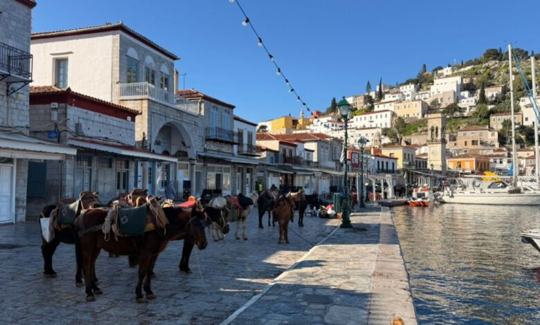 Αποστολή-στην-Ύδρα:-Το-newsit.gr-στα-γυρίσματα-της-ταινίας-με-τον-Μπραντ-Πιτ-–-Οι-Έλληνες-κομπάρσοι-και-η-Κίμπερλι-Γκίλφοϊλ