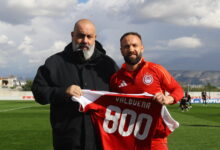 Ο-Ολυμπιακός-βράβευσε-τον-Ματιέ-Βαλμπουενά-για-τις-800-συμμετοχές-στην-επαγγελματική-του-καριέρα