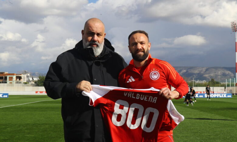 Ο-Ολυμπιακός-βράβευσε-τον-Ματιέ-Βαλμπουενά-για-τις-800-συμμετοχές-στην-επαγγελματική-του-καριέρα