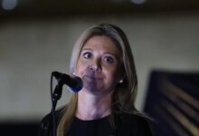 Καρυστιανού-για-τις-εκταφές-των-σορών-των-θυμάτων-των-Τεμπών:-«Απόλυτη-ύβρις,-κανείς-δεν-θα-ακουμπήσει-τον-τάφο-των-παιδιών»