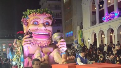 Πατρινό-Καρναβάλι-2026:-Πάνω-από-50.000-καρναβαλιστές-στους-δρόμους-–-live-η-Νυχτερινή-Ποδαράτη-παρέλαση