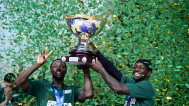 Ολυμπιακός-–-Παναθηναϊκός:-Η-απονομή-του-τροπαίου-στους-«πράσινους»,-Ναν-και-Γκραντ-σήκωσαν-την-κούπα