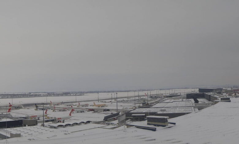 Βιέννη:-Αεροπλάνα-καθηλώθηκαν-στο-αεροδρόμιο-εξαιτίας-της-πυκνής-χιονόπτωσης,-εισερχόμενες-πτήσεις-εκτρέπονται-σε-άλλα