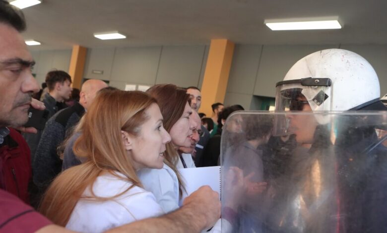 Επίσκεψη-Άδωνι-Γεωργιάδη-στο-νοσοκομείο-της-Νίκαιας:-Επεισόδια-μεταξύ-νοσηλευτών-και-αστυνομικών