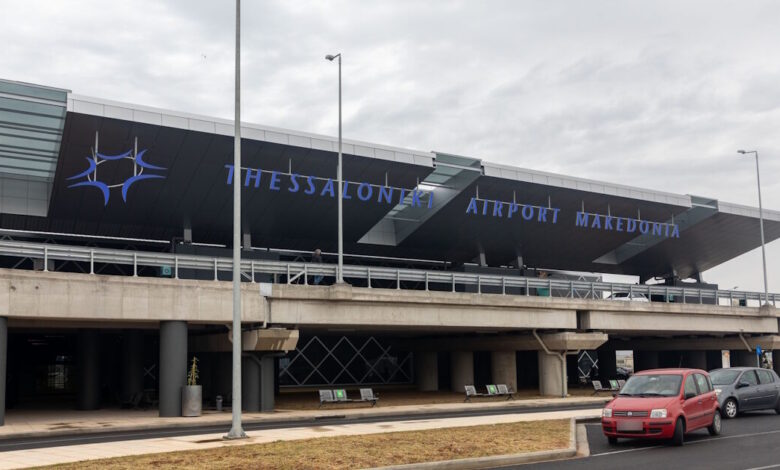 Θεσσαλονίκη:-Συνελήφθη-μεθυσμένος-30χρονος-για-παρενόχληση-επιβατών-εν-ώρα-πτήσης-–-Έβρισε-και-τραυμάτισε-αστυνομικούς