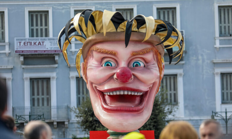Πατρινό-Καρναβάλι:-50.000-καρναβαλιστές-στους-δρόμους-–-Δείτε-live-τη-μεγάλη-παρέλαση