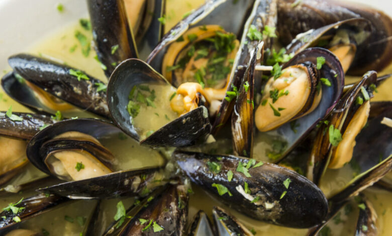 Συνταγή-για-μύδια-αχνιστά-με-σάλτσα-μουστάρδας