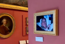 Πρίγκιπας-Άντριου:-Ακτιβιστές-κρέμασαν-στο-Λούβρο-τη-φωτογραφία-από-τη-σύλληψή-του