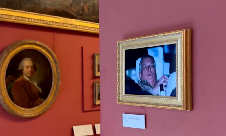 Πρίγκιπας-Άντριου:-Ακτιβιστές-κρέμασαν-στο-Λούβρο-τη-φωτογραφία-από-τη-σύλληψή-του