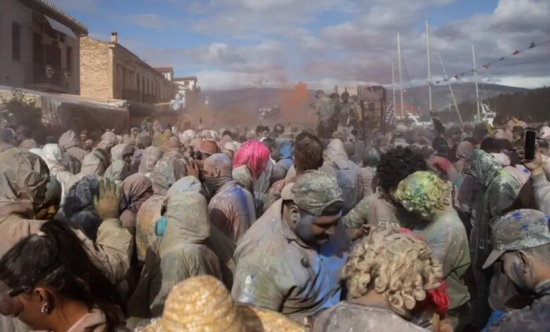 Καθαρά-Δευτέρα:-Από-το-έθιμο-που-σκανδαλίζει-στον-Τύρναβο-μέχρι-τα-αλευρομουτζουρώματα-στο-Γαλαξίδι