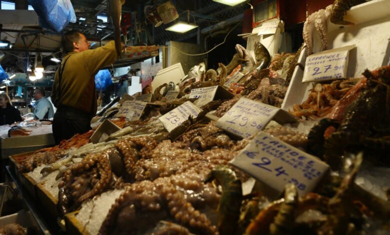 Καθαρά-Δευτέρα:-Οι-3-παράγοντες-που-διαμορφώνουν-τις-τιμές-στα-θαλασσινά-–-Ποιες-ώρες-θα-είναι-ανοιχτή-η-Βαρβάκειος-Αγορά