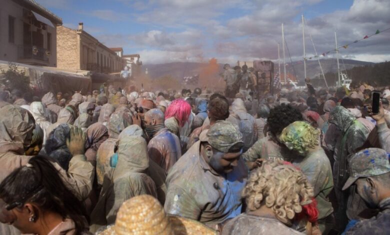 Καθαρά-Δευτέρα:-Από-το-έθιμο-που-σκανδαλίζει-στον-Τύρναβο-μέχρι-τα-αλευρομουτζουρώματα-στο-Γαλαξίδι