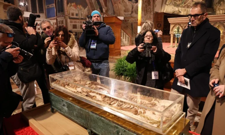 Τα-οστά-του-Αγίου-Φραγκίσκου-της-Ασίζης-εκτίθενται-δημόσια-στην-Ιταλία