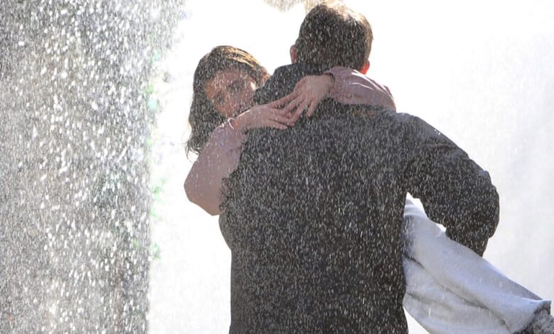 Η-τεχνητή-βροχή-για-την-ταινία-του-Μπραντ-Πιτ-στην-Ύδρα-–-Καρέ-καρέ-οι-πρόβες-της-σκηνής