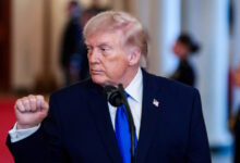 Στο-Καπιτώλιο-ο-Ντόναλντ-Τραμπ:-Θέλει-να-πείσει-τους-απογοητευμένους-Αμερικανούς-ότι-ζουν-στη-«χρυσή-εποχή»-των-ΗΠΑ