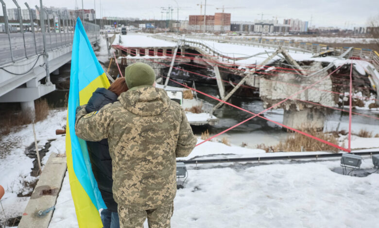 Πόλεμος-στην-Ουκρανία:-h-ουκρανική-σημαία-υψώθηκε-σήμερα-δίπλα-στη-σημαία-της-Ευρωπαϊκής-Ένωσης