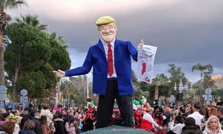 Έκαψαν-ομοίωμα-του-Ντόναλντ-Τραμπ-στο-καρναβάλι-του-Ναυπλίου