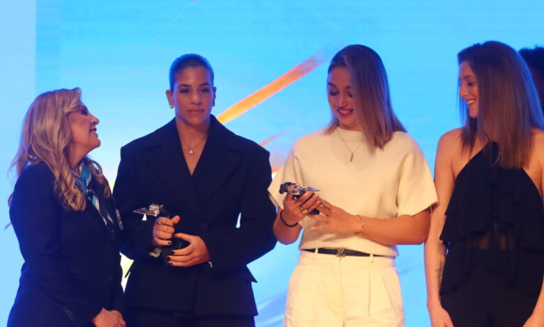 Η-ΕΟΕ-βράβευσε-τους-κορυφαίους-του-2025,-οι-Εθνικές-πόλο-ανδρών-και-γυναικών,-ο-Καραλής-και-η-Πρεβολαράκη-είχαν-την-τιμητική-τους