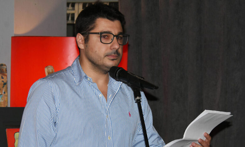 Λάμπρος-Κωνσταντάρας:-Η-ανάρτηση-με-την-μητέρα-του,-στον-τάφο-του-πατέρα-του