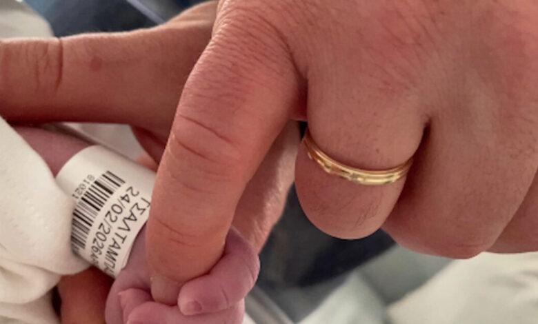 Ο-Θανάσης-Τσαλταμπάσης-έγινε-πατέρας-για-δεύτερη-φορά-–-Η-Αγοραστή-Αρβανίτη-έφερε-στον-κόσμο-τον-γιο-τους