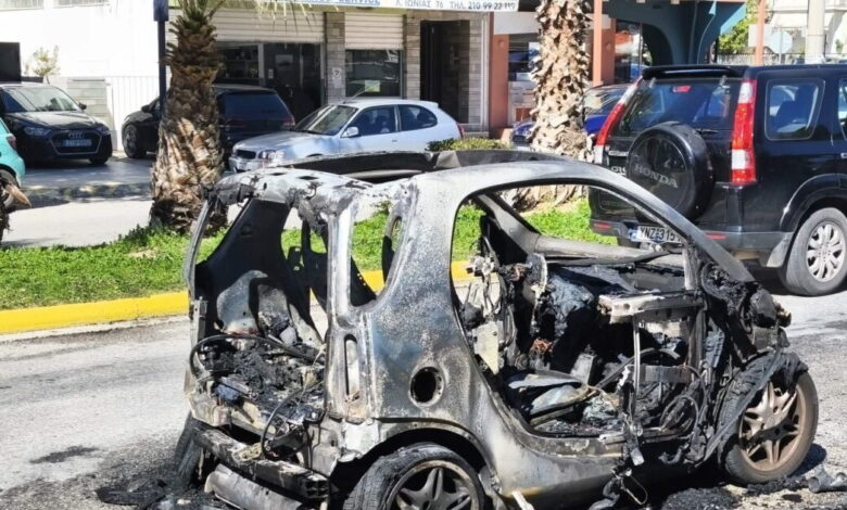 Άλιμος:-Αυτοκίνητο-smart-«λαμπάδιασε»-στην-Λεωφόρο-Ιωνίας-και-καταστράφηκε-ολοσχερώς