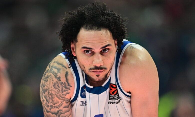 Ξέσπασμα-Λάρκιν-εναντίον-του-Κουτλουάι:-«Αν-ακολουθήσεις-τον-ανόητο-θα-γίνεις-κι-εσύ-κλόουν»