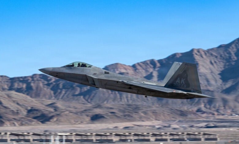 Με-stealth-μαχητικά-αεροσκάφη-f-22-και-ιπτάμενα-τάνκερ-στο-Ισραήλ-οι-ΗΠΑ-στέλνουν-«μήνυμα-ισχύος»-στο-Ιράν