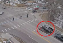 ΗΠΑ:-Καταβόθρα-«κατάπιε»-δύο-αυτοκίνητα-που-περίμεναν-να-ανάψει-το-φανάρι-στη-Νεμπράσκα-–-Δείτε-βίντεο