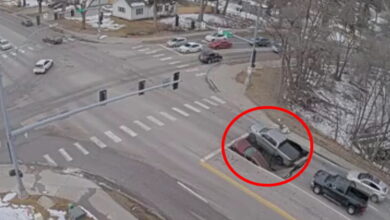 ΗΠΑ:-Καταβόθρα-«κατάπιε»-δύο-αυτοκίνητα-που-περίμεναν-να-ανάψει-το-φανάρι-στη-Νεμπράσκα-–-Δείτε-βίντεο
