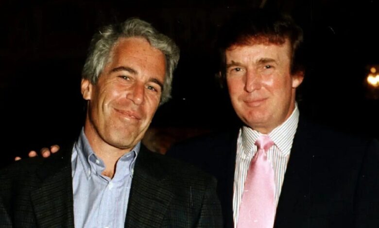 Μπλεξίματα-για-Τραμπ:-Κατηγορίες-πως-απέσυρε-έγγραφα-από-τον-φάκελο-Επστάιν-που-τον-μπλέκουν-σε-σεξουαλική-κακοποίηση-ανήλικης