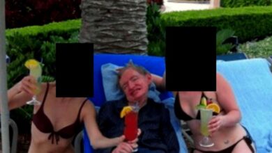 Οικογένεια-Στίβεν-Χόκινγκ:-Φροντίστριες-οι-γυναίκες-με-μπικίνι-στη-φωτογραφία-από-τα-αρχεία-Επστάιν