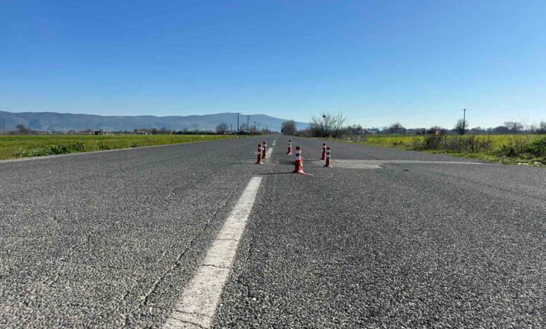 Τρίκαλα:-Τρύπα-παγίδα-με-κώνους-στην-οδό-Μπαλκούρας