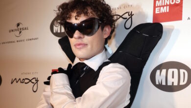 Το-nemo-επέστρεψε-πίσω-το-τρόπαιο-της-eurovision-σπασμένο-και-τυλιγμένο-σε-χαρτί-υγείας