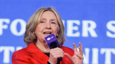 Τζέφρι-Επστάιν:-Η-Χίλαρι-Κλίντον-δηλώνει-άγνοια-για-τη-δράση-του-και-ζητά-να-καταθέσει-ο-Ντόναλντ-Τραμπ