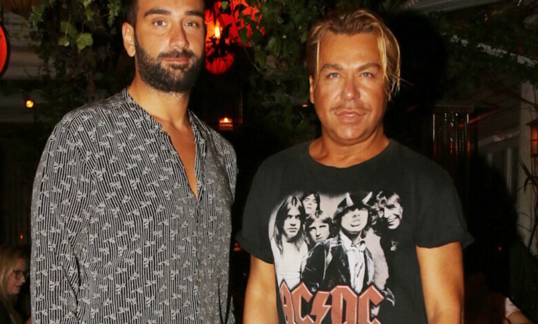 Ο-Τρύφωνας-Σαμαράς-για-τη-γνωριμία-του-με-τον-Νίκο-Κοκλώνη:-Πριν-από-12-χρόνια-είχαμε-βρεθεί-σε-ένα-αποκριάτικο-πάρτι