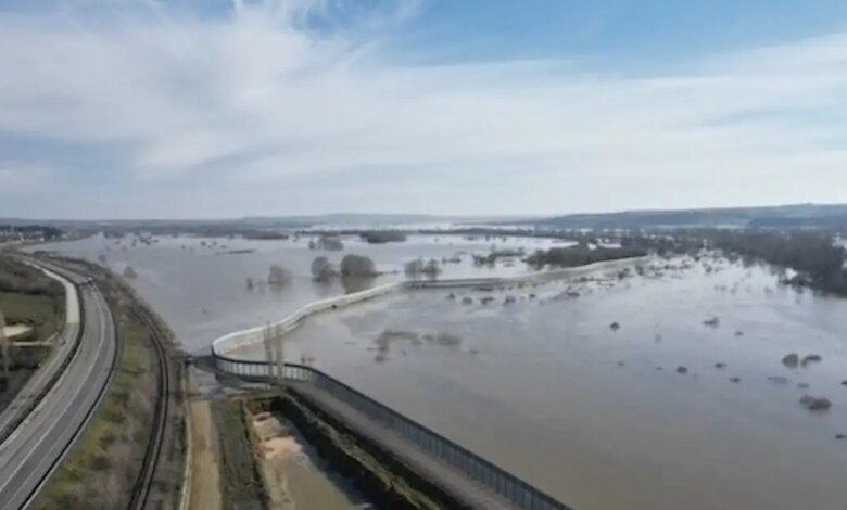 Σε-«red-code»-η-κατάσταση-στον-Έβρο-–-Πλησίασε-τα-6,5-μέτρα-η-στάθμη-στο-Πύθιο,-πλημμυρισμένα-συνολικά-150.000-στρέμματα