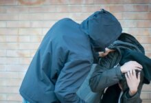 Ηράκλειο:-Μητέρα-κατήγγειλε-ότι-εκπαιδευτικός-έπιασε-από-τον-λαιμό-τον-ανήλικο-γιο-της