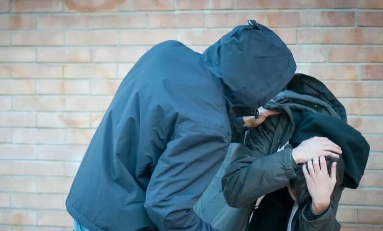 Ηράκλειο:-Μητέρα-κατήγγειλε-ότι-εκπαιδευτικός-έπιασε-από-τον-λαιμό-τον-ανήλικο-γιο-της