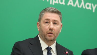 Στη-Βουλή-ο-Ανδρουλάκης-με-την-απόφαση-για-τις-υποκλοπές-στην-φαρέτρα-του:-Νέο-μπρα-ντε-φερ-με-Μητσοτάκη