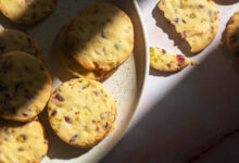 Συνταγή-για-μπισκότα-με-cranberries-και-φιστίκια-Αιγίνης