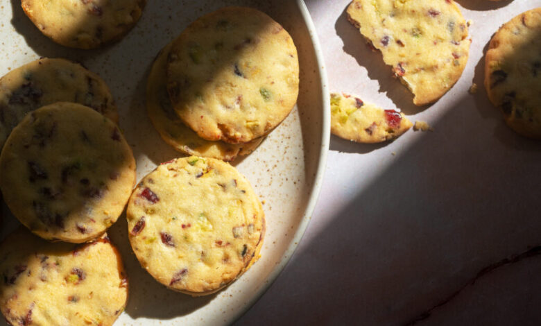 Συνταγή-για-μπισκότα-με-cranberries-και-φιστίκια-Αιγίνης