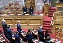 Τέμπη:-Επετειακή-αναφορά-στη-Βουλή-για-τα-57-θύματα-και-ενός-λεπτού-σιγή