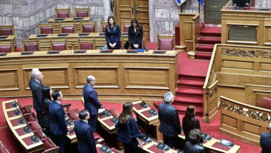 Τέμπη:-Επετειακή-αναφορά-στη-Βουλή-για-τα-57-θύματα-και-ενός-λεπτού-σιγή