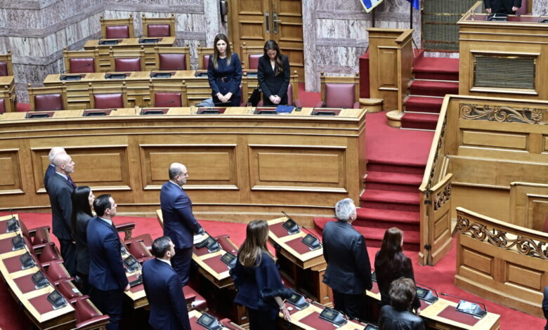 Τέμπη:-Επετειακή-αναφορά-στη-Βουλή-για-τα-57-θύματα-και-ενός-λεπτού-σιγή