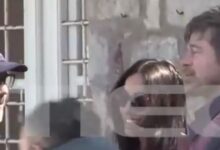 Ευδιάθετος-ο-Μπραντ-Πιτ-στην-Ύδρα:-Στο-πλευρό-του-για-πρώτη-φορά-η-σύντροφός-του-Ινές-Ντε-Ραμόν