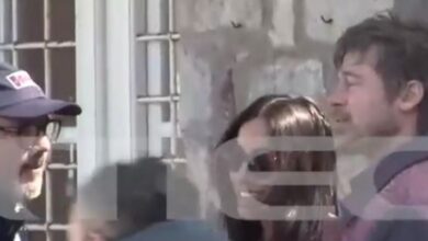 Ευδιάθετος-ο-Μπραντ-Πιτ-στην-Ύδρα:-Στο-πλευρό-του-για-πρώτη-φορά-η-σύντροφός-του-Ινές-Ντε-Ραμόν