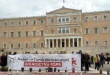 Τέμπη:-Στελέχη-και-μέλη-της-Νέας-Αριστεράς-σήκωσαν-πανό-μπροστά-από-το-μνημείο-του-Αγνώστου-Στρατιώτη-για-τους-57-νεκρούς