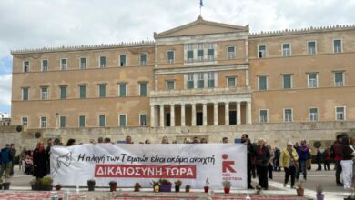 Τέμπη:-Στελέχη-και-μέλη-της-Νέας-Αριστεράς-σήκωσαν-πανό-μπροστά-από-το-μνημείο-του-Αγνώστου-Στρατιώτη-για-τους-57-νεκρούς
