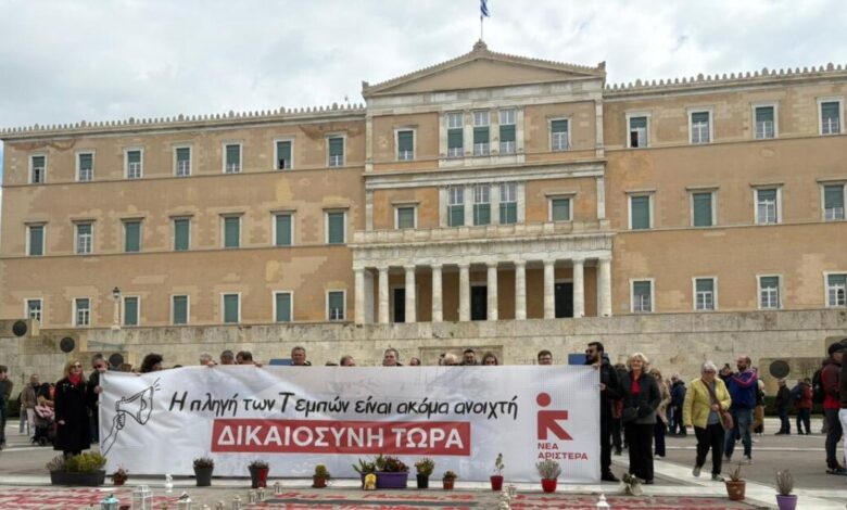 Τέμπη:-Στελέχη-και-μέλη-της-Νέας-Αριστεράς-σήκωσαν-πανό-μπροστά-από-το-μνημείο-του-Αγνώστου-Στρατιώτη-για-τους-57-νεκρούς